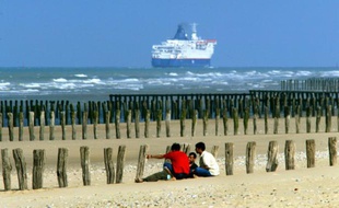 Bloqués à une trentaine de kilomètres de l'Angleterre par une frontière verrouillée, de plus en plus de migrants tentent de traverser la Manche dans des embarcations de fortune