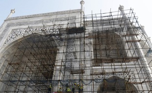 Des échafaudages disposés contre la façade du Taj Mahal en Inde.
