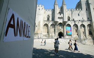 Photo d'archives de la cour d'honneur du Palais des papes à Avignon, le 10 juillet 2003, après l'annulation du 57e festival