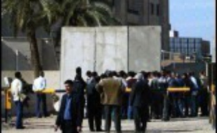 Des hommes armés portant des uniformes de police ont procédé mardi à Bagdad à un spectaculaire enlèvement collectif d'une centaine de personnes dans un bâtiment du ministère irakien de l'Enseignement supérieur, entraînant l'arrestation de cinq hauts gradés de la police.
