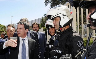 Le ministre de l'Intérieur Manuel Valls se dit défavorable au statut de coofficialité de la langue corse, votée par l'Assemblée de Corse en mai, dans une interview parue dans Corse-Matin lundi, jour de son arrivée pour une nouvelle visite dans l'île.
