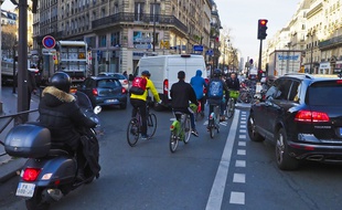 Depuis le début de la grève, le nombre de vélos en circulation dans la capitale a doublé, et les accidents de deux-roues ont eux aussi augmenté.