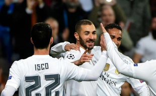 Karim Benzema avec ses coéquipiers le 8 décembre 2015 à Madrid