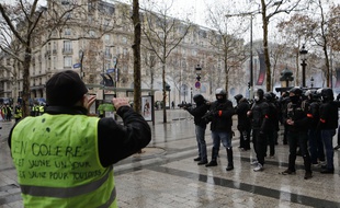 Un "gilet jaune" filmant les forces de l'ordre