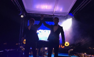 Elton John et Taron Egerton saluent à la fin de leur prestation sur la plage du Carlton