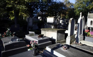 Plusieurs élus ont dit leur "honte" et l'émotion était intense après la décision du maire de Champlan (Essonne), Christian Leclerc, de refuser l'inhumation dans le cimetière de sa ville d'un bébé rom décédé