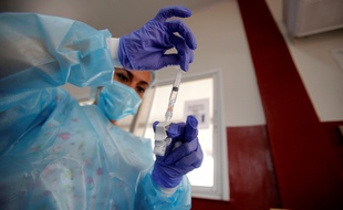 Une infirmière prépare une dose de vaccin contre le Covid-19 (illustration).