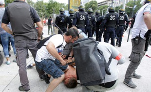 Un supporter est maîtrisé par des policiers en civil avant Ukraine-Pologne, le 21 juin 2016 à Marseille
