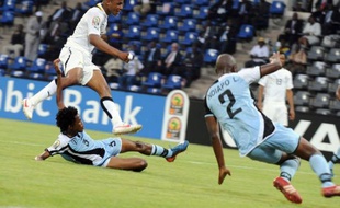 Le Ghana, qui figure parmi les grands favoris de la CAN-2012 et a perdu son capitaine John Mensah, buteur exclu, a commencé avec une victoire (1-0 contre le Botswana), tout comme le Mali, vainqueur de la Guinée un peu contre le cours du jeu (1-0).