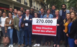 Elise Lucet et le collectif Informer n'est pas un délit, le 15 juin 2015, à Paris.