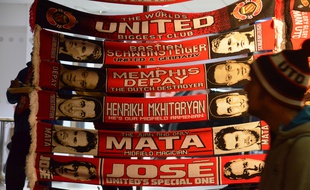 L'écharpe du "destructeur hollandais" Memphis Depay était encore bien mise en avant aux abords d'Old Trafford, le 16 février avant le 16e de finale de Ligue Europa Manchester-ASSE.