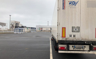 Les camions au compte gouttes sur le port de Calais.