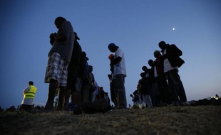 Des migrants prient face à la mer le 24 juin 2015 dans la ville italienne de Vintimille, frontalière de la France