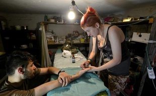 Nika, 21 ans, soigne un soldat ukrainien à Piski, le 28 mai 2015