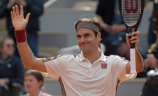 Roger Federer bénit ses fidèles sur le court Philippe-Chatrier.