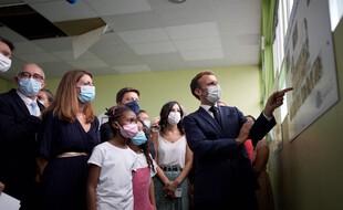 Emmanuel Macron en visite dans une école marseillaise