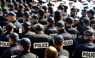 Des policiers lors de la cérémonie d'hommage au policier Jean-Baptiste Salvaing et à sa compagne Jessica Schneider, le 17 juin 2016 à Versailles