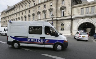 Un véhicule de police à Paris