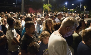 Des habitants de Saint-Barthélémy viennent rendre hommage à Johnny, le 10 décembre 2017.