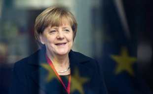 La chancellière Angela Merkel sous le reflet du drapeau européen, le 13 novembre 2015 à Berlin