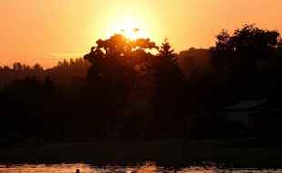 Frappées depuis juillet par un temps particulièrement sec, plusieurs régions de Bosnie étaient confrontées à la pénurie d'eau ou à des réductions, notamment dans le sud, où des pompiers luttaient contre des feux de forêts, ont rapporté mercredi les autorités.