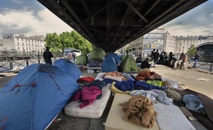 Des centaines de migrants, la plupart d'Afrique de l'Est, habitent dans ce camp, situé sous le métro, près de la porte de La Chapelle, à Paris, le 26 mai 2015
