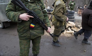 Des membres de l'unité Cossack à un point de contrôle le 13 mars 2015 à Stanytsia Luhanska