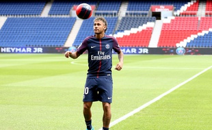 Neymar jongle mieux que Théo Hernandez.