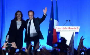 François Hollande est devenu dimanche le deuxième socialiste à accéder à l'Elysée sous la Ve République en battant Nicolas Sarkozy, promettant aussitôt de faire avancer "la cause de l'égalité" et de ne pas être le président de l'austérité, sur fond de crise