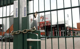 L'Angleterre a annoncé l'arrêt de la Premier League et l'annulation des matchs de l'équipe nationale pour le moment.