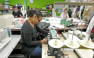 L'atelier-boutique des " Femmes en Fil " s'est installé dans l'ancien commissariat du quartier.