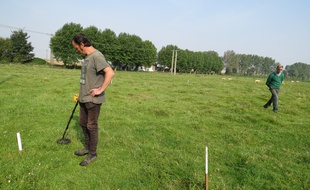 A Bullecourt, le 23 septembre 2014 - L'historien australien Carl Johnson a la recherche de corps de soldats britanniques dans la pature de Didier Guerle, agriculteur a Bullecourt.