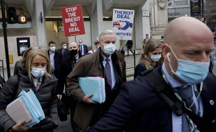 Le négociateur en chef de l'UE, Michel Barnier, entouré de manifestants contre le Brexit, à la sortie d'une réunion à Londres le 30 novembre 2020.
