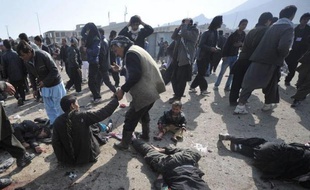 Au moins 59 personnes ont péri mardi dans deux attentats en Afghanistan, dont le plus meurtrier, perpétré par un kamikaze, a tué notamment des enfants à Kaboul dans une procession chiite de l'Achoura, une des fêtes les plus sacrées de cette branche de l'islam, minoritaire dans ce pays.