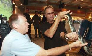 Jules Sylvester et le réalisateur David Ellis sur le tournage de "Des erpents dans l'avion"