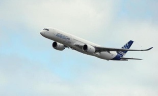 La cession de 1% du capital d'Airbus Group (ex-EADS), annoncée mercredi soir par le gouvernement français, a été réalisée et va rapporter 451 millions d'euros à l'Etat, a annoncé jeudi le ministre de l'Economie Pierre Moscovici.