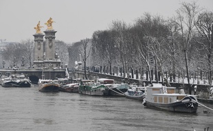 Des péniches sous la neige près du pont Alexandre III à Paris