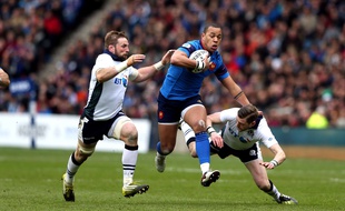 Le centre du XV de France Gaël Fickou s'infiltre entre les Ecossais Alex Dunbar et Finn Russell lors d'un match du Tournoi des VI Nations, le 13 mars 2016 à Murrayfield.