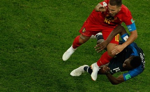 Le gros choc entre Eden Hazard et Blaise Matuidi lors de la demi-finale France-Belgique, le 10 juillet 2018.