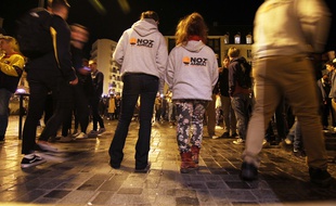 Les animateurs du dispositif Noz'ambule encadrent une soirée étudiante sur la place des Lices, à Rennes, le jeudi 4 octobre 2018.