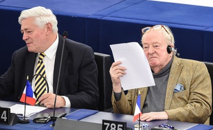 Jean-Marie Le Pen et Bruno Gollnisch au Parlement européen, le 4 avril 2017.