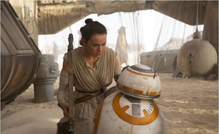 Daisy Ridley et BB-8 dans Star Wars - Le Réveil de la Force
