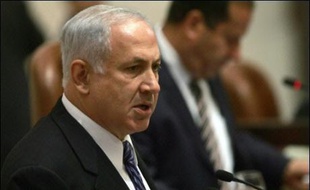 "Le moment de vérité est arrivé pour l'Etat d'Israël (...) il faut surmonter le principal échec: l'absence d'une direction capable de prendre des mesures difficiles et de les appliquer", a déclaré en plénière le chef de l'opposition Benjamin Netanyahu, numéro un du Likoud (droite).