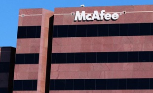 John McAfee, fondateur et ex-patron de la société éponyme de sécurité informatique, est recherché pour le meurtre présumé d'un autre citoyen américain dans une île de villégiature de Bélize, a indiqué lundi la police de ce pays.