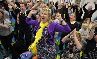 Des militants du SNP fêtent la victoire annoncée de leur parti aux élections législatives britanniques, à Livingston, le 8 mai 2015.