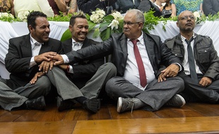 Des couples homosexuels se marient à Rio de Janeiro le 8 décembre 2013.