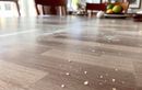 Rien de plus agaçant que les miettes sur la table après avoir mangé : cette méthode testée laisse la surface impeccable en quelques secondes