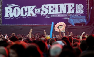 Paris le 24 aout 2012. Domaine de Saint Cloud. 10e edition du Festival de musique Rock en Seine 2012. Concert de Dionysos. Foule. Public.