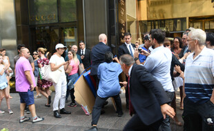 Le garde du corps de Donald Trump, Keith Schiller (de dos, devant le manifestant à la chemise bleue) le 3 septembre 2015.