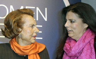 Liliane Bettencourt et sa fille Françoise Meyers-Bettencourt, le 3 mars 2011 à Paris.